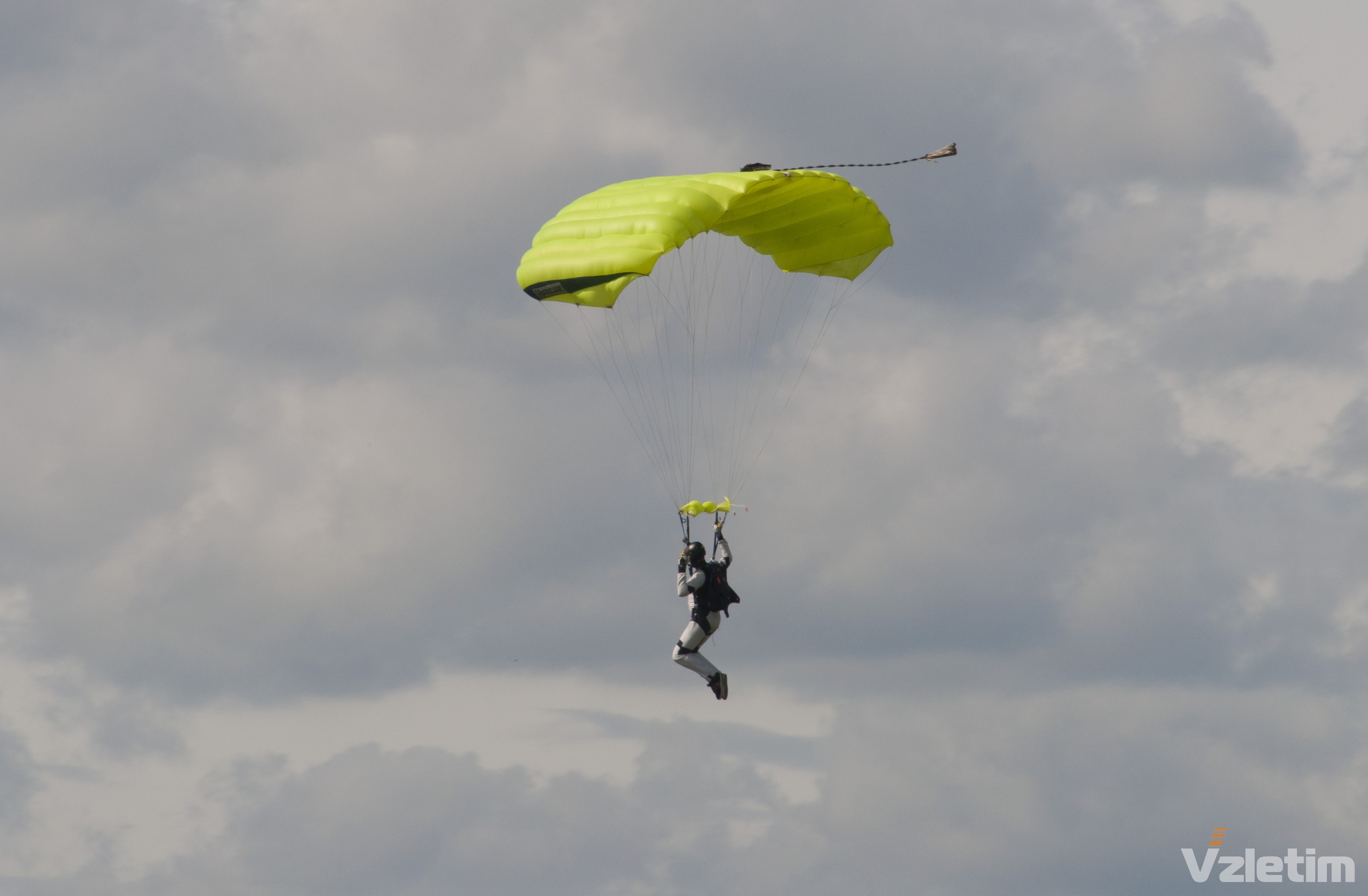  Самостоятельный прыжок с парашютом-крыло
